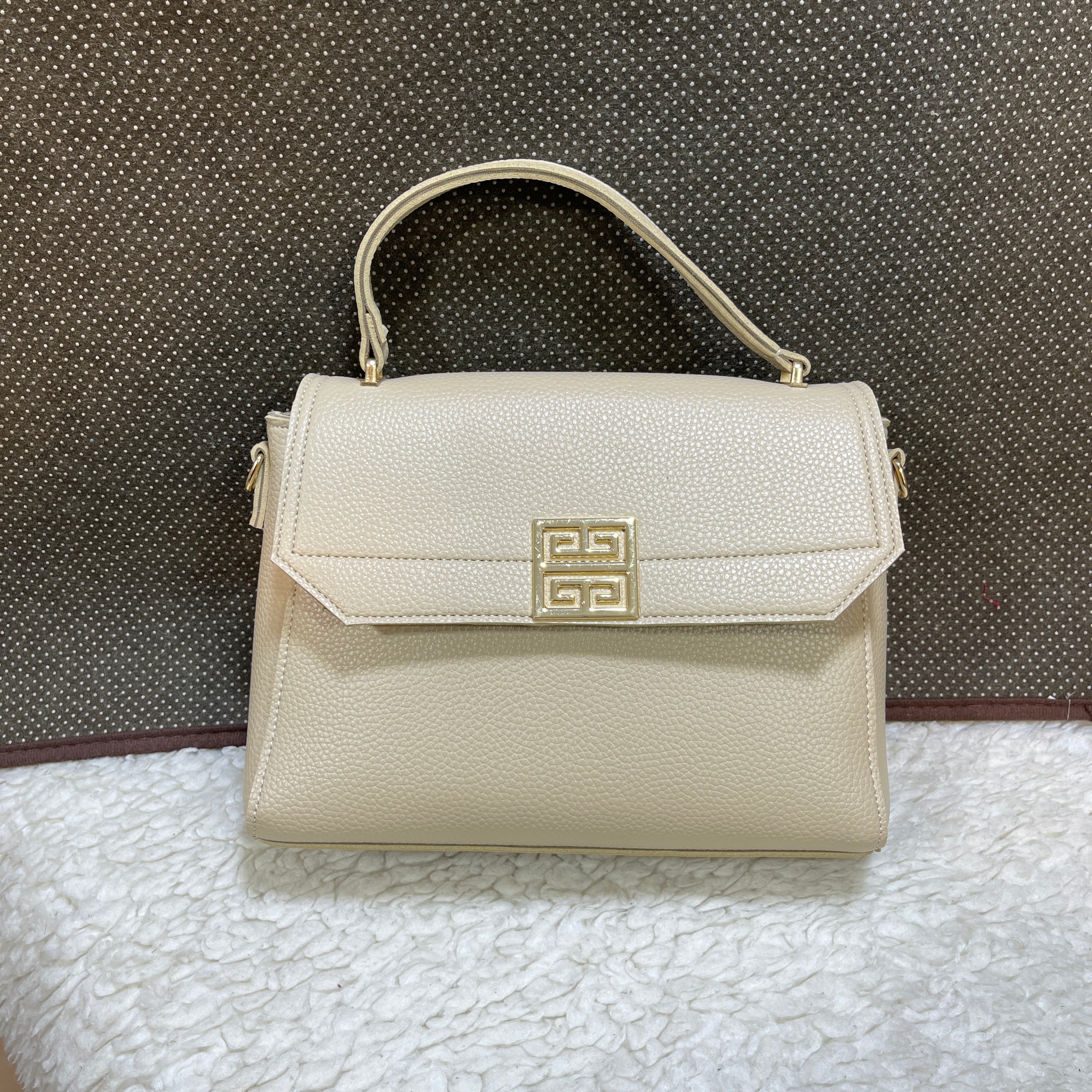 MAGNET LOCK HANDBAG